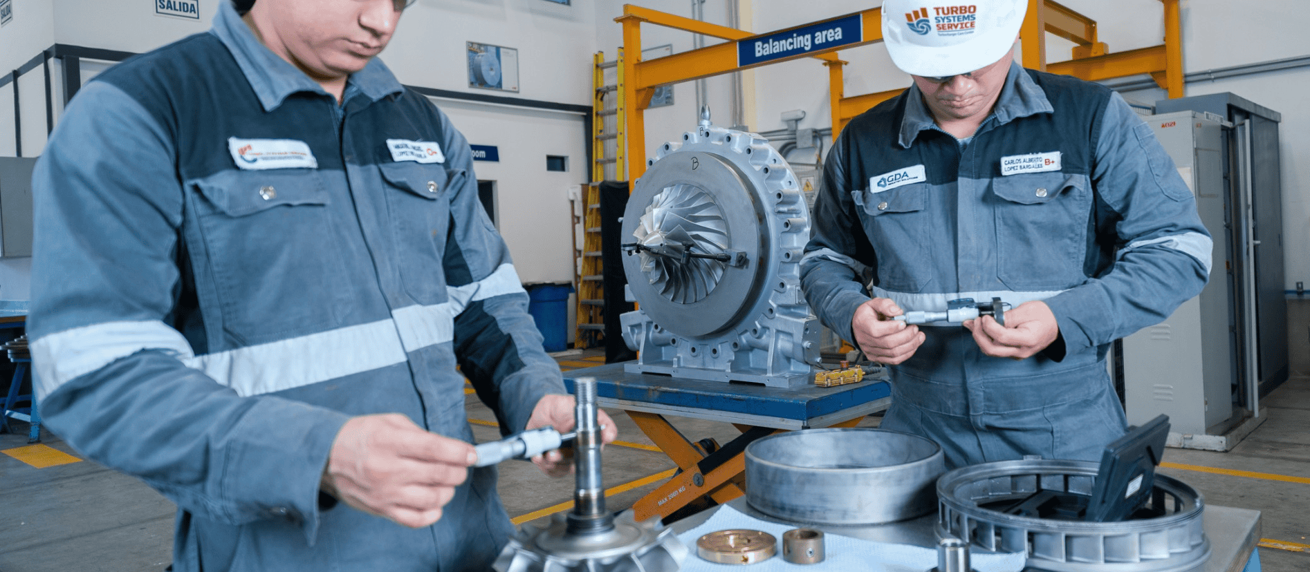 Técnicos de GDA Group midiendo componentes de un turbocompresor