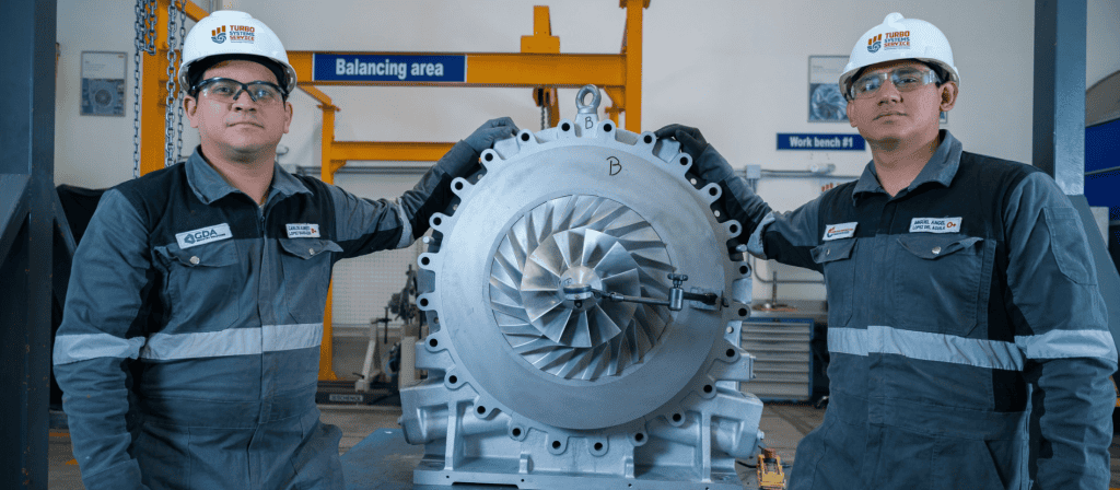 Técnicos certificados de GDA Group con un turbocompresor en el área de balanceo del taller de Lurín